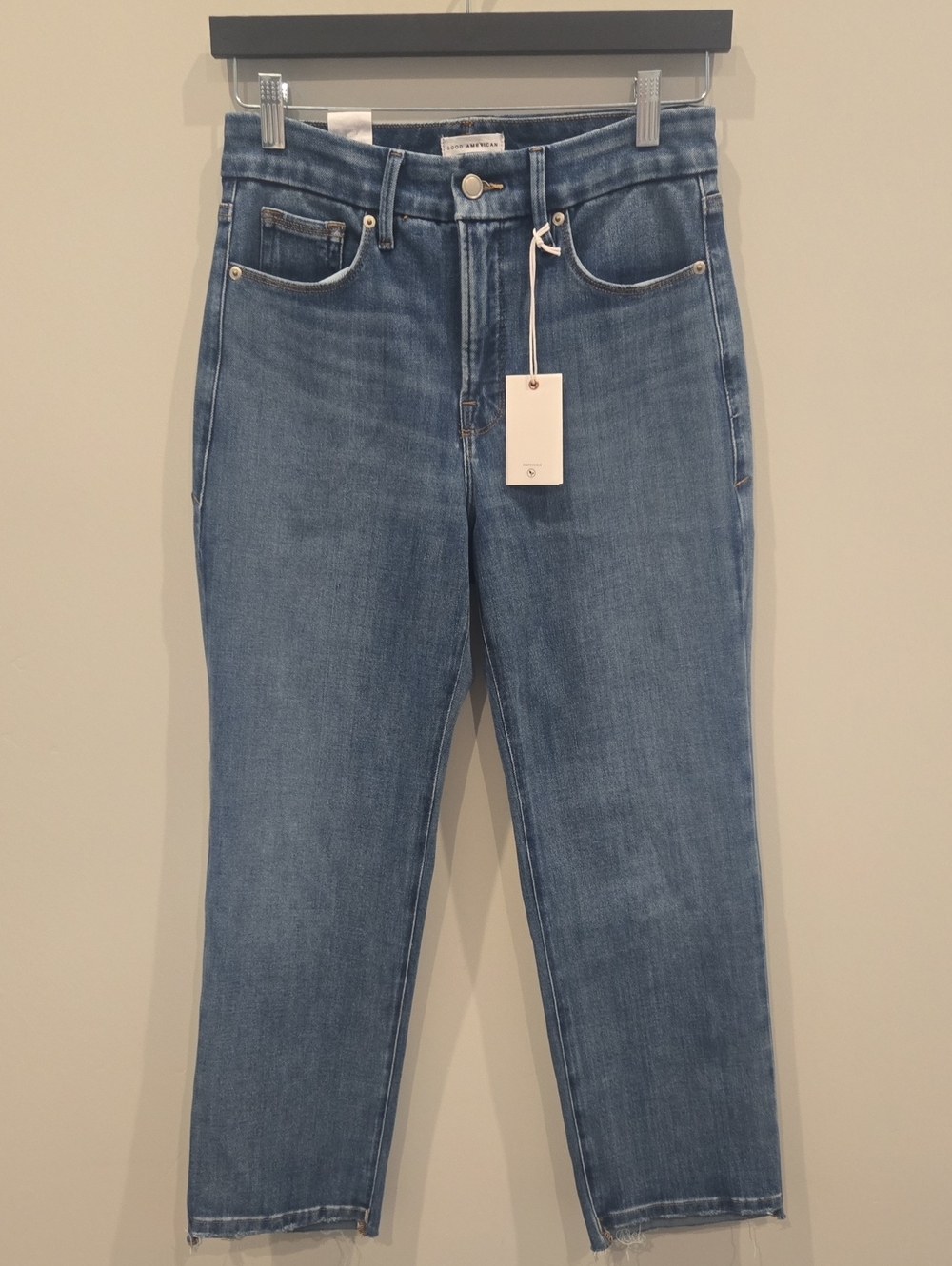NWT Good American Women’s Good Legs Straight Jeans in Medium Blue. Size 8/29.